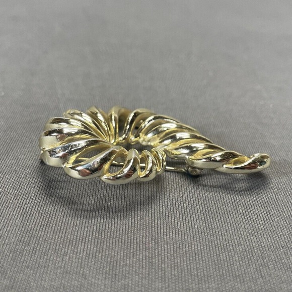 Vintage Signed Lisner Brooch Pin Gold Tone Swirl Feather Abstract Shell - Picture 4 of 7